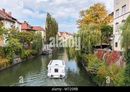 Touristenboot auf Fluss Ljubljanica, Altstadt, Ljubljana, Slowenien Stockfoto