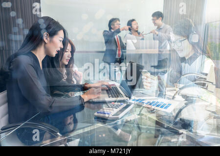 Gruppe von Asiatischen und multiethnische Geschäftsleute mit lässiger Anzug arbeiten und zusammen reden im modernen Büro, Business Group und entrepren Stockfoto