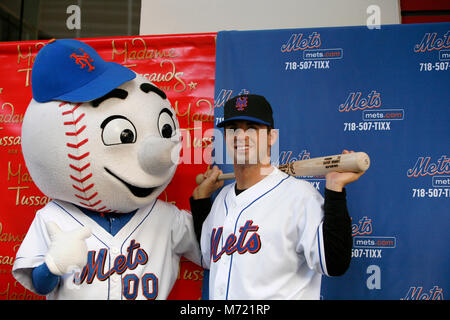 All-Star dritter Basisspieler David Wright - Der erste Met Spieler in Wachs verewigt - wird der glückliche Gewinner der letzten Woche Mets" Wettbewerb "Fandemonium bei Madame Tussauds an der 42nd Street am Times Square, New York City. April 10, 2007 © Walter McBride/MediaPunch Stockfoto