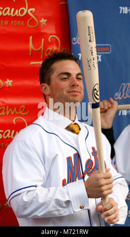 All-Star dritter Basisspieler David Wright - Der erste Met Spieler in Wachs verewigt - wird der glückliche Gewinner der letzten Woche Mets" Wettbewerb "Fandemonium bei Madame Tussauds an der 42nd Street am Times Square, New York City. April 10, 2007 © Walter McBride/MediaPunch Stockfoto