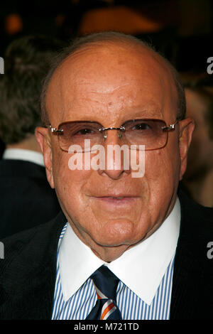 Clive Davis Ankommen für die Opening Night Performance von LEGALLY BLONDE - The Musical im Palace Theater in New York City. April 29, 2007 © Walter McBride/MediaPunch Stockfoto