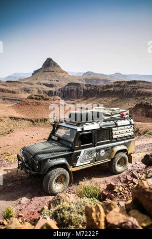 Off Road Expedition vorbereitet 2012 Land Rover Defender 110 mit  Ballonreifen Winde, Überrollkäfig, Scheinwerfer auf Sand in Marokko  Stockfotografie - Alamy