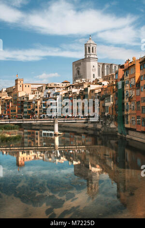 Stadt Girona in Katalonien, Spanien, Stadtbild mit bunten Häusern in einem schönen Sommertag und blauer Himmel. Die Ufer des Flusses Onyar mit dem cathe Stockfoto