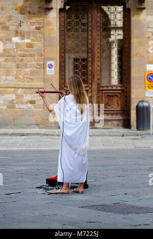 Frauen spielen Geige auf der Straße von Florenz in Tag. Musiker spielt die elektronische Geige. Sonnigen morgen im Sommer. Stockfoto