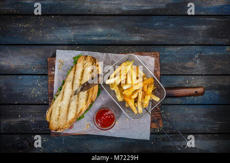 Großes Brot Sandwich mit Gemüse und Roastbeef auf Holz Schneidebrett Stockfoto