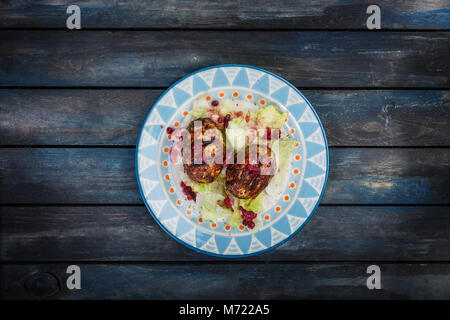 Türkei Schnitzel mit frischen Beeren und saucea Eisberg Salat. Stockfoto