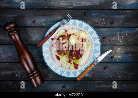 Türkei Schnitzel mit frischen Beeren und saucea Eisberg Salat mit Besteck und Pepper Grinder serviert. Stockfoto