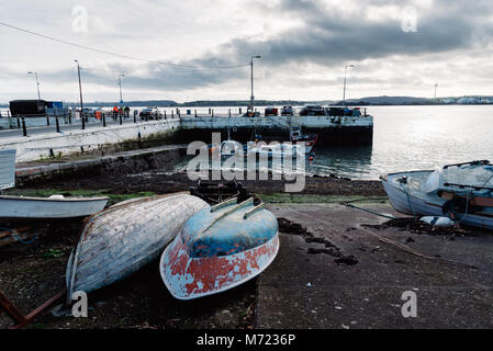 Cobh, Irland - 9 November, 2017: Malerische Aussicht auf den Hafen von kleinen irischen Stadt am Morgen Stockfoto