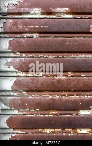 Rostig und abgesenkt Rolling Shutter mit parallelen Linien. Vintage Style. Stockfoto