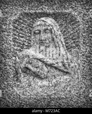 Bas-Relief in Stein, die das Mitleid von Michelangelo. Gesichter der Heiligen Gottesmutter Maria und Jesus Christus nach der Kreuzigung. Stockfoto