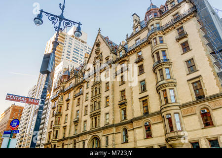 New York, USA, November 2016: Ansicht von unten auf das Dakota Gebäude im Central Park, New York Stockfoto