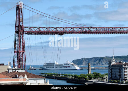 Passagierschiff im Hafen vor Anker, Puente Colgante, Puente Vizcaya, Portugalete, Las Arenas, Getxo, Vizcaya, Pais Vasco, Spanien, Stockfoto