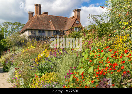 Die lange Grenze und Haus an der Großen Dixter, Ewhurst, East Sussex, Großbritannien Stockfoto