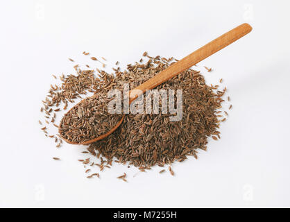 Stapel und Löffel der Kümmel auf weißem Hintergrund Stockfoto