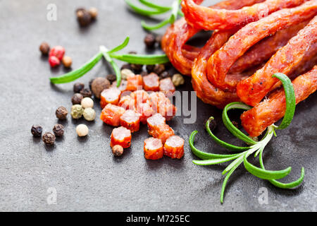 Leckere Würstchen mit Gewürzen und Rosmarin Blätter Stockfoto