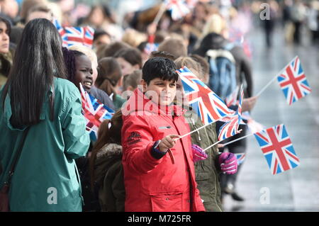 Mitglieder der Öffentlichkeit warten Prinz Harry und Meghan Markle außerhalb Millennium Point in Birmingham, bei der letzten Etappe in die regionale Touren das Paar im Vorfeld Unternehmen sind Grüße - bis zu ihrer Hochzeit kann Stockfoto