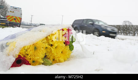 Blumen am Tatort auf der A61 in der Nähe von Thirsk in North Yorkshire, wo zwei Teenager gestorben und zwei Kinder sind unter den sieben nach drei - Autounfall verletzt. Stockfoto