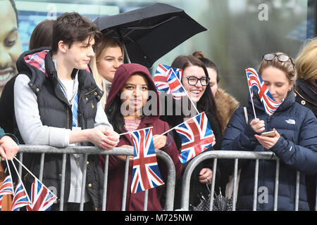 Menschenmassen warten auf Prinz Harry und Meghan Markle für einen Besuch in Millennium Point in Birmingham zu gelangen, als Teil der neuesten Bein in die regionale Touren die Paare sind Unternehmen im Vorfeld Ihre kann Hochzeit. Stockfoto