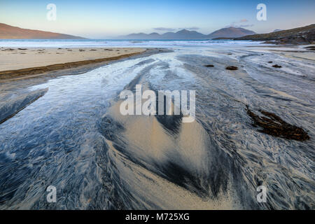 Fluss in Luskentire Strand bei Sonnenaufgang fließendes, Isle of Harris, Western Isles, Schottland Stockfoto