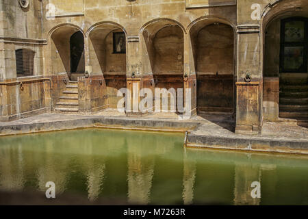 Stadt Bath - ca. Juli 2010; römische Bäder, Badewanne. Die 'heilig' von sulis ist die Quelle der geothermischen Quelle, in der das warme Wasser steigt vor. Stockfoto