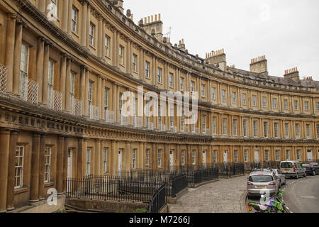 Royal Crescent (Architekt John Wood der Jüngere, 1774) - Straße der 30 Reihenhäuser in einer geschwungenen Halbmond in Badewanne gelegt. Stockfoto