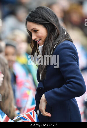 Meghan Markle erfüllt die Öffentlichkeit auf einen Rundgang mit Prinz Harry bei einem Besuch in Millennium Point in Birmingham, im Rahmen der neuesten Bein in die regionale Touren das Paar im Vorfeld Unternehmen sind - bis zu deren Mai Hochzeit. Stockfoto