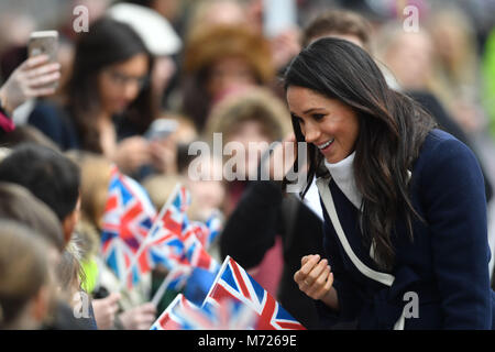 Meghan Markle erfüllt die Öffentlichkeit auf einen Rundgang mit Prinz Harry bei einem Besuch in Millennium Point in Birmingham, im Rahmen der neuesten Bein in die regionale Touren das Paar im Vorfeld Unternehmen sind - bis zu deren Mai Hochzeit. Stockfoto