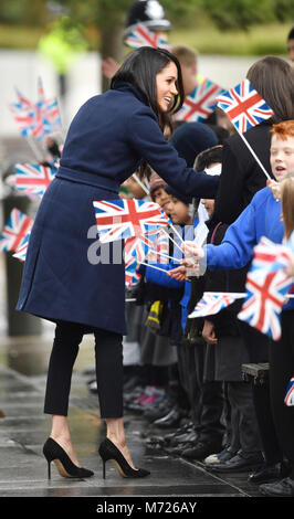 Meghan Markle erfüllt die Öffentlichkeit auf einen Rundgang mit Prinz Harry bei einem Besuch in Millennium Point in Birmingham, im Rahmen der neuesten Bein in die regionale Touren das Paar im Vorfeld Unternehmen sind - bis zu deren Mai Hochzeit. Stockfoto