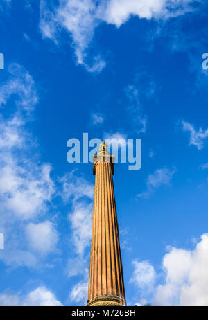Sir Walter Scott Statue auf Spalte vor blauem Himmel, Glasgow, Schottland, Großbritannien. Stockfoto