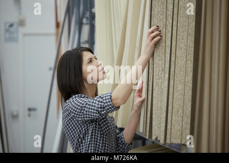 Brunette kaufen bei Hardware Store Stockfoto