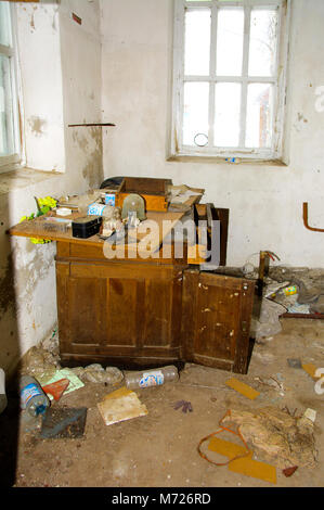 Alte demontiert und Räumlichkeiten für die Erzeugung von Milch, die in einem verlassenen und Werk vor dem Hintergrund des Chaos vernichtet. Zerstörung und vandalis Stockfoto