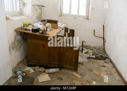 Alte demontiert und Räumlichkeiten für die Erzeugung von Milch, die in einem verlassenen und Werk vor dem Hintergrund des Chaos vernichtet. Zerstörung und vandalis Stockfoto