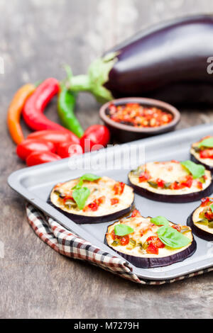 Gebackene Auberginen mit Käse und Tomaten auf Backblech Stockfoto