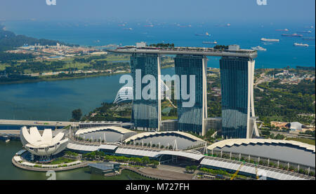 Singapur - Februar 9, 2018. Luftbild des Marina Bay Sands am sonnigen Tag Komplexe in Singapur. Stockfoto