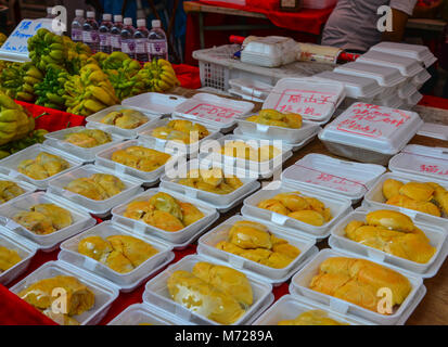 Singapur - Februar 9, 2018. Verkauf von Durian Früchten an Street Market in Chinatown, Singapur. Stockfoto