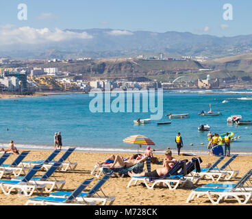 Blick auf den Strand Las Canteras in Las Palmas von La Puntilla, Berge im Hintergrund. Playa de Las Canateras, Las Palmas, Gran Canaria, Kanarische Inseln Stockfoto