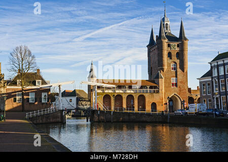 Zugbrücke und die Zuidhavenpoort, der alte Hafen von Monnickendam, Neuseeland, die Niederlande Stockfoto