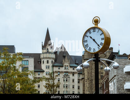 Ottawa öffentliche Uhr Anzeige an der Straße Stockfoto