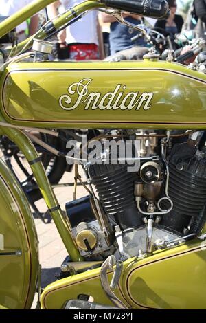 Klassische indische Motorrad glänzen in der Sonne Stockfoto