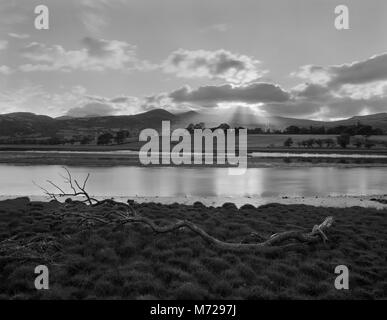 Ansicht W über den Fluss Conwy, N-Wales, bei Ebbe zu Caerhun mittelalterliche Kirche innerhalb der 2 ha Gehege von Canovium Roman auxiliary fort begonnen AD 77 gebaut. Stockfoto