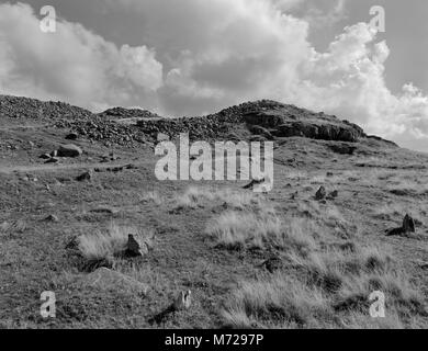 Pen y Gaer Eisenzeit hillfort, North Wales: View SE über Chevaux-de-frise Abwehr (kleine senkrecht stehenden Steinen) außerhalb W Eingang durch 2 Stein Stadtmauer. Stockfoto