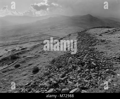 Pen y Gaer Eisenzeit hillfort, North Wales: Ansicht W S Wälle entlang bis zur Spitze der Penygader. Bis zu 3 Stadtmauern (Stein, & Banken & Gräben) verteidigen das fort. Stockfoto