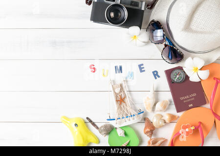 Zubehör und Einzelteile für Sommer, Hut, Sonnenbrille und Strand Hausschuhe auf weißem Holzbrett vorbereiten, Flach, Ansicht von oben Hintergrund Stockfoto
