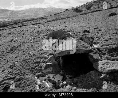 Anzeigen SW von Rowen Osten Grabkammer, 100 m NE von Maen y Bardd Dolmen auf dem SE-Pisten der Tal y Ventilator über dem Tal von Conwy, North Wales, UK. Stockfoto