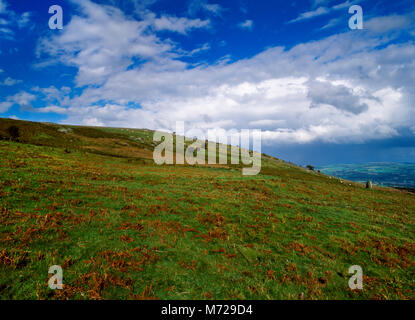 Blick NE von CAE-Coch Späten Eisenzeit Plattform Siedlung (Mitte) und Bronzezeit Standing Stone (R) auf S Pisten der Tal y Ventilator mit Blick auf Tal von Conwy, Großbritannien. Stockfoto