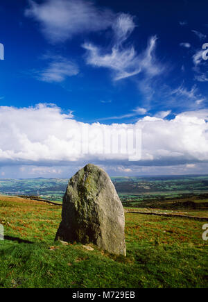 Anzeigen E von CAE-Coch Standing Stone auf S Pisten der Tal y Ventilator mit Blick auf den Conwy Valley, North Wales. Stein ist nur bergauf einer prähistorischen trackway. Stockfoto