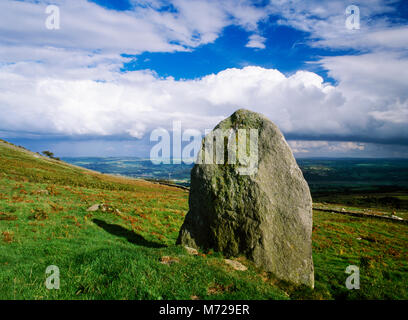 Anzeigen E von CAE-Coch Standing Stone auf S Pisten der Tal y Ventilator mit Blick auf den Conwy Valley, North Wales. Stein ist nur bergauf einer prähistorischen trackway. Stockfoto