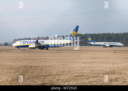 Nürnberg/Deutschland - März 4, 2018: Boing 737 - 800 von Ryanair Laufwerke zu Start- und Landebahn am Flughafen Nürnberg Stockfoto