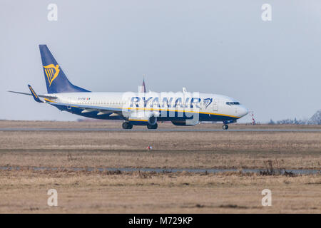 Nürnberg/Deutschland - März 4, 2018: Boing 737 - 800 von Ryanair Laufwerke zu Start- und Landebahn am Flughafen Nürnberg Stockfoto