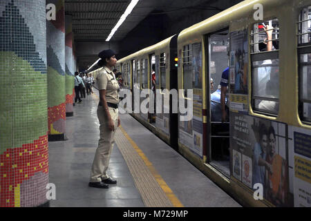Kolkata, Indien. 08 Mär, 2018. Der Schutz Kraft oder RPF Frau Officer überprüfen Sie die U-Bahn am Netaji Bhavan metro anlässlich des Internationalen Frauentages. Frauen Mitarbeiter von Kolkata Metro Railway Corporation (IWM) am U-Bahnhof Netaji Bhavan nach Iwm als alle - Frauen Bahnhof anlässlich des Internationalen Frauentages betrieben. Credit: Saikat Paul/Pacific Press/Alamy leben Nachrichten Stockfoto
